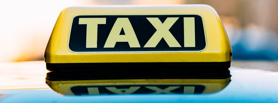 Taxifahrer unter Alkoholeinfluss fährt gegen Poller und Verkehrsschild