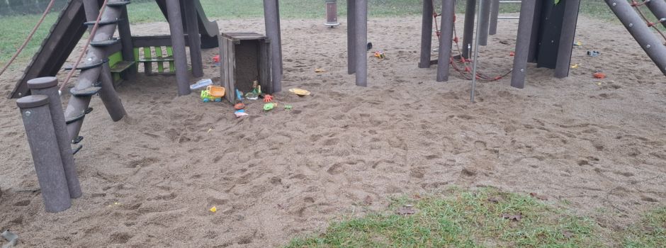 Verwüstung und Beschädigung der Spielzeuge auf dem Nostorfer Spielplatz