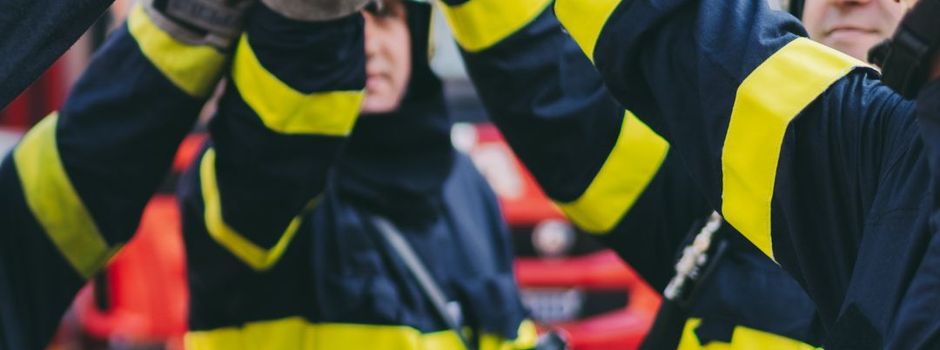 Schwanenstraße: Feuerwehr bekämpft Brand in Mehrparteienhaus