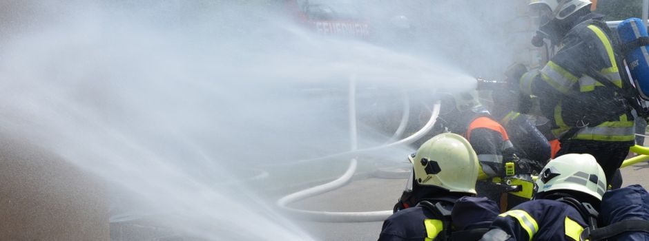 Brand auf Balkon eines Einfamilienhauses: Polizei sucht Zeugen in Calden