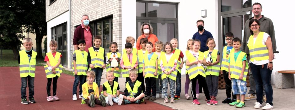 Verkehrssicherheit: Warnwesten für Niederkasseler Erstklässler