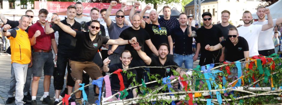 Traditionelles Dorfbaumstellen der Mondorfer Junggesellen 2025