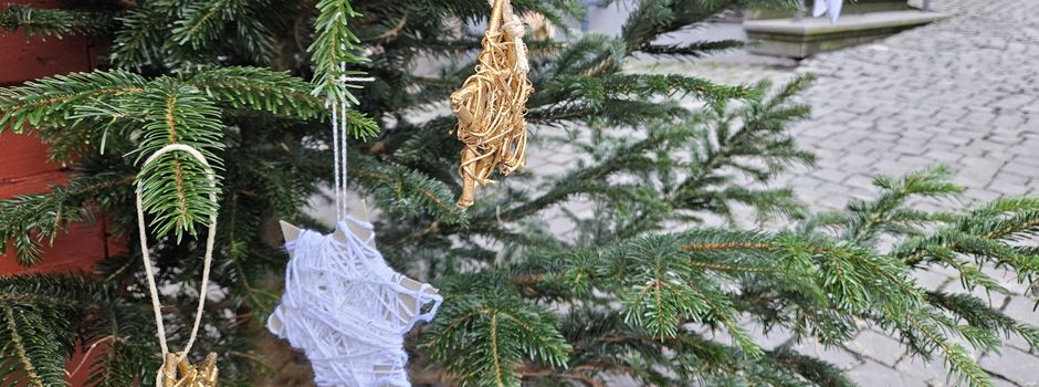 Kinder schmücken Weihnachtsbaum im Rathaus