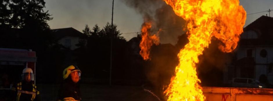 Fire-Teens üben den Umgang mit Fettbränden