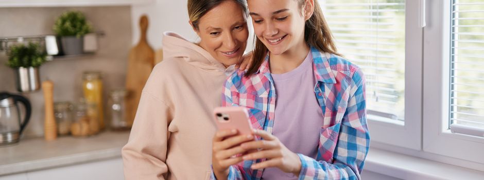 Das erste eigene Konto, Bezahlen per App, Betrugsfallen: Was Eltern wissen sollten