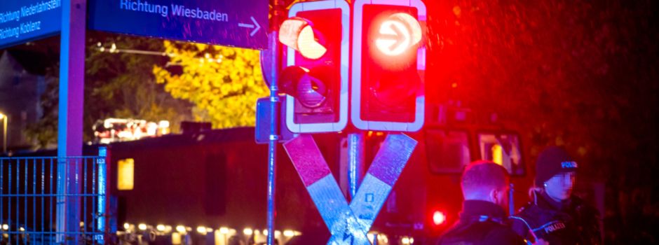 Von Zug erfasst: Person stirbt an Bahnübergang in Wiesbaden