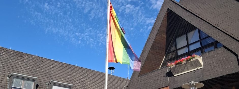 Regenbogenflagge als Zeichen der Solidarität