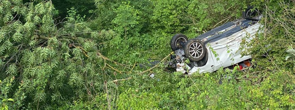 A66 bei Wiesbaden: Betrunkener fliegt mit Auto in Baum