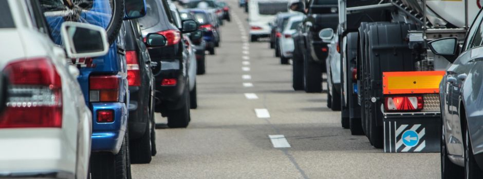 Lkw blockiert Fahrspur: Langer Stau auf A60