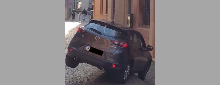 Frankfurter Pkw gerät in Mainzer Altstadt in Schieflage