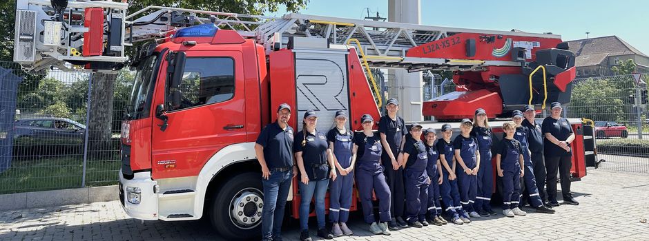Jugendfeuerwehr zu Besuch bei Fa. Rosenbauer in Karlsruhe