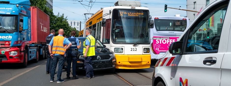 Auto kracht in Tram: Großeinsatz und Verkehrschaos in Mainz