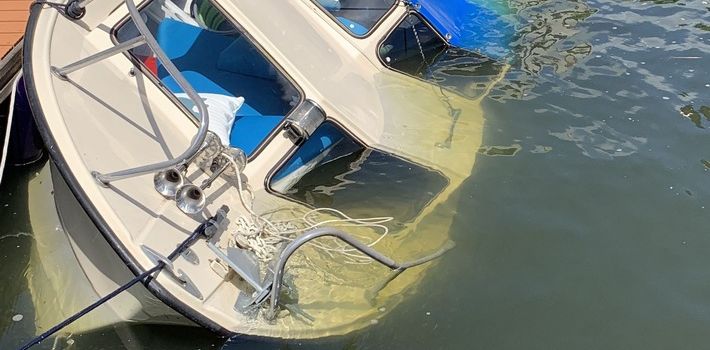 Sportboot im Schiersteiner Hafen in Wiesbaden gesunken
