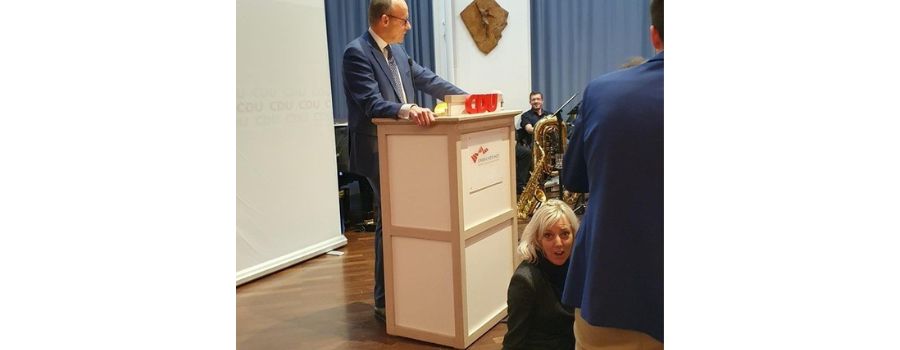 „Letzte Generation“ klebt sich bei Merz-Auftritt in Mainz fest