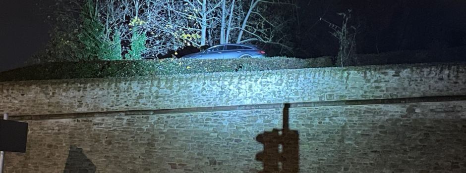 Auto steckt bei Mainzer Zitadelle am Abgrund fest