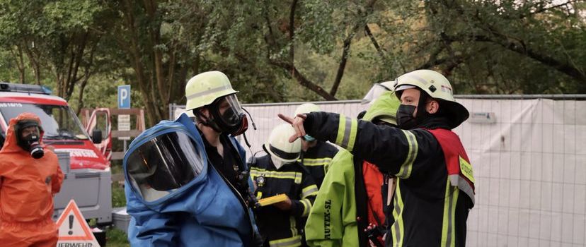 Feuerwehr Rhein-Selz: Gefahrstoffgruppe und Führungsunterstützung üben die Zusammenarbeit