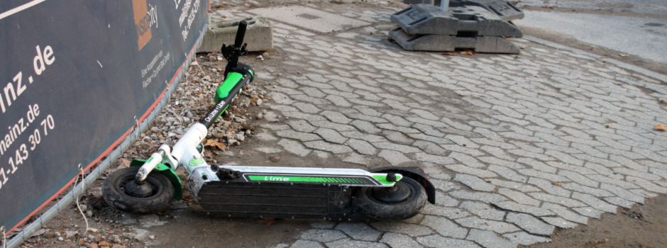 Warum an einigen E-Scootern in Wiesbaden bald gelbe Karte hängen