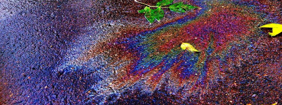 Lkw verliert literweise Kraftstoff auf Autobahnparkplatz – und haut ab