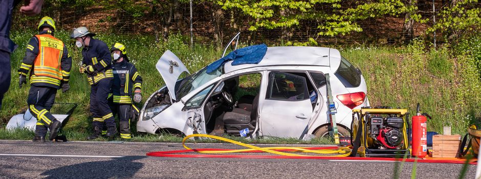 Schwerer Verkehrsunfall: Auto überschlägt sich mehrfach