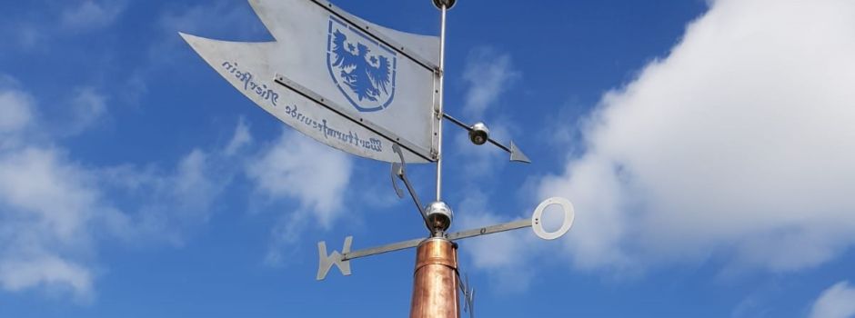 Rudi Schott stiftet der Stadt Nierstein eine Wetterfahne für den Wartturm