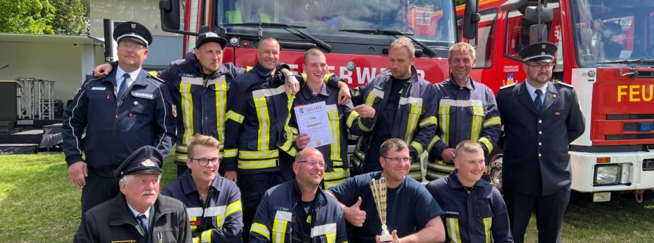 Pokal für die FFw Koserow