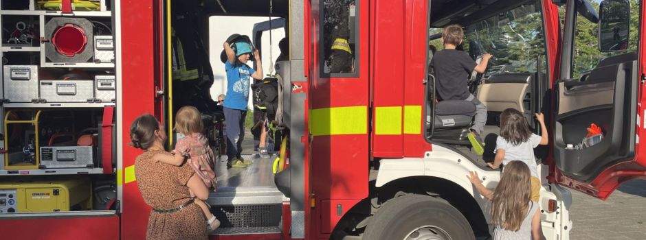 Süße Geschichte: Feuerwehreinsatz wird zu Kinderspektakel