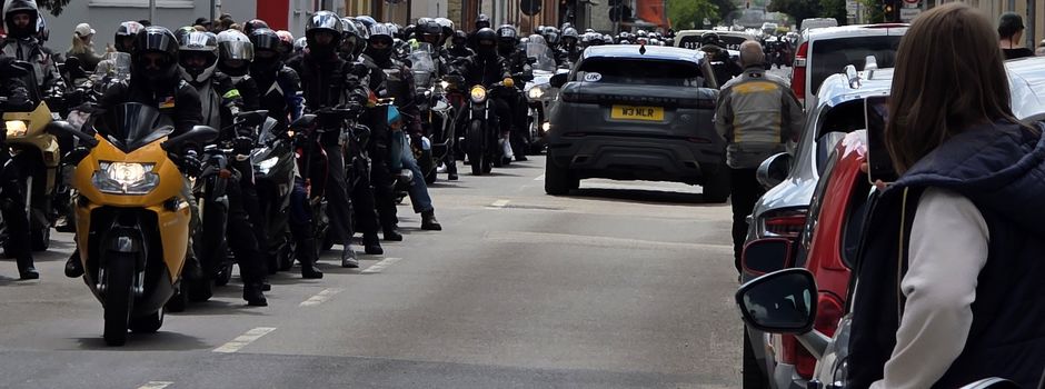 5000 Motorradfahrer überraschen krebskrankes Mädchen (8) in Ingelheim