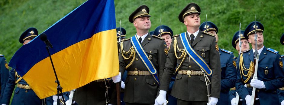 Ukraine feiert Nationalflagge - Russen rücken weiter vor