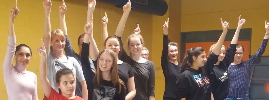 One Billion Rising: Frauen aus Herzebrock-Clarholz tanzen für Aktion in Gütersloh