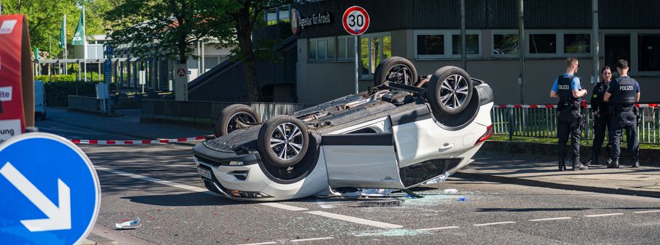 Schwerer Unfall in Wiesbaden: Auto überschlägt sich, drei Verletzte