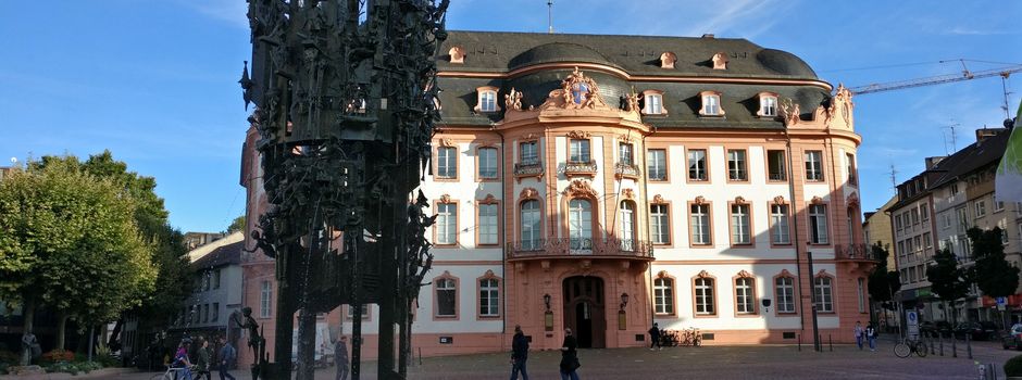 Unbekannter attackiert Mainzer (20) am Schillerplatz mit Pfefferspray