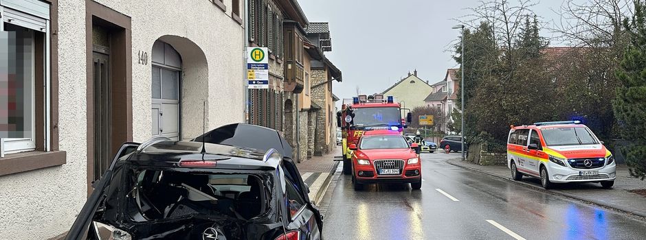 Kleinbus fährt in Ingelheim gegen Mauer: Fahrer verletzt