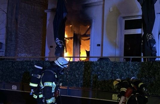 Feuerwehr rettet Bewohner aus brennendem Haus in Wiesbaden