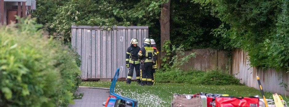 Großeinsatz der Feuerwehr: Flammen schlagen aus Altenwohnanlage