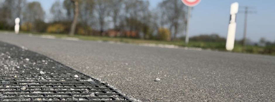 Straßenrand stabilisiert: Erneuerung der Bankette am Feldbusch abgeschlossen