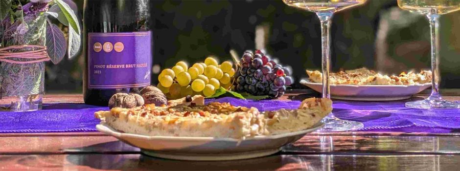Herbstgenuss bei Sekt und Zwiebelkuchen