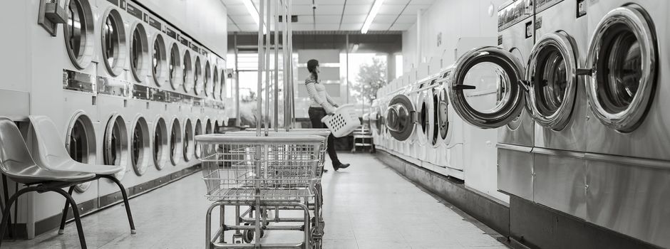 Frau in Mainzer Waschsalon beleidigt, bedroht und getreten