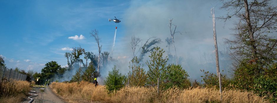 Waldgebiet in Flammen: Lösch-Hubschrauber im Einsatz