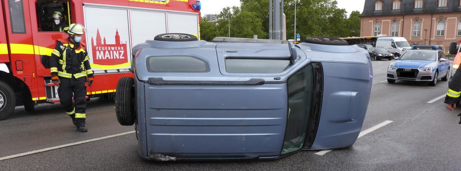 Autofahrer überschlägt sich auf Theodor-Heuss-Brücke