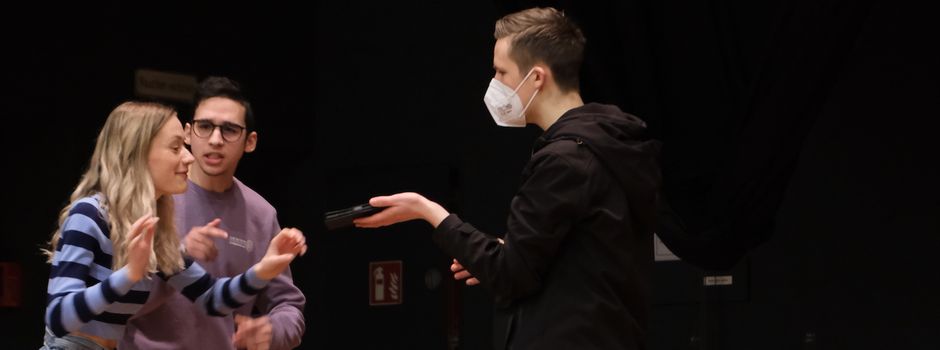Schülertheater in der Aula: Bizarre Fernsehproduktionen das Thema