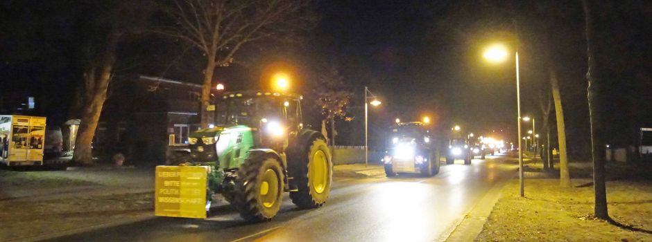 Protest mit langen Traktor-Korsos