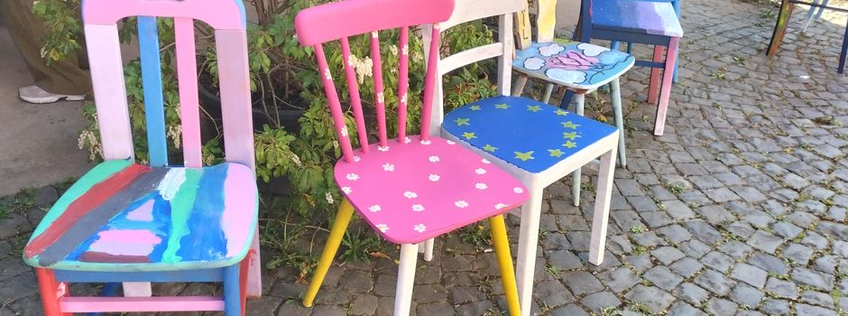 Bemalte Stühle suchen ein neues Zuhause