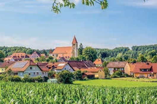 Wandern unter weiß-blauem Himmel