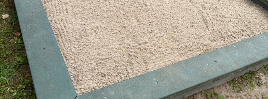 Frischer Duft im Sandkasten: Neuer Spielsand auf dem Spielplatz in Dickesbach soll Tiere fernhalten