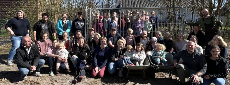 Eltern und Kinder bringen Schulhof wieder auf Vordermann