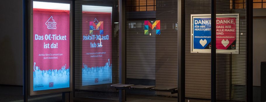 Falsche Plakate in Mainz werben für kostenloses Bahnticket