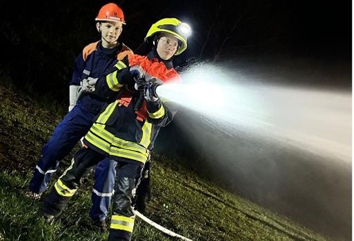 Jugendfeuerwehr beim Osterfeuer