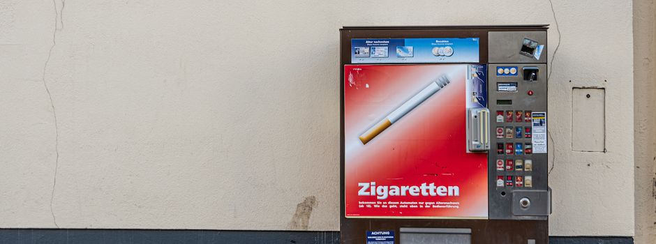 Täter bohren Zigarettenautomaten auf