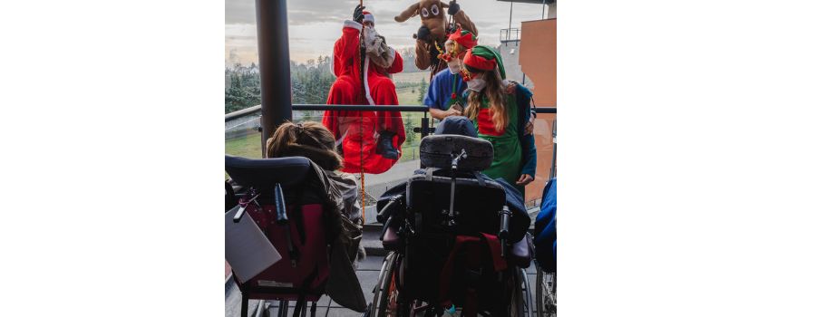 Wiesbadener Höhenretter überraschen Hospiz-Kinder als Nikolaus