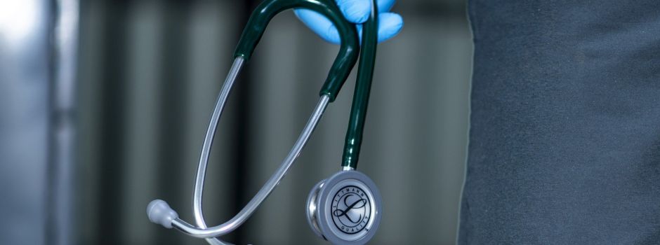 Mainzer Polizei warnt: Falscher Arzt auf Facebook unterwegs